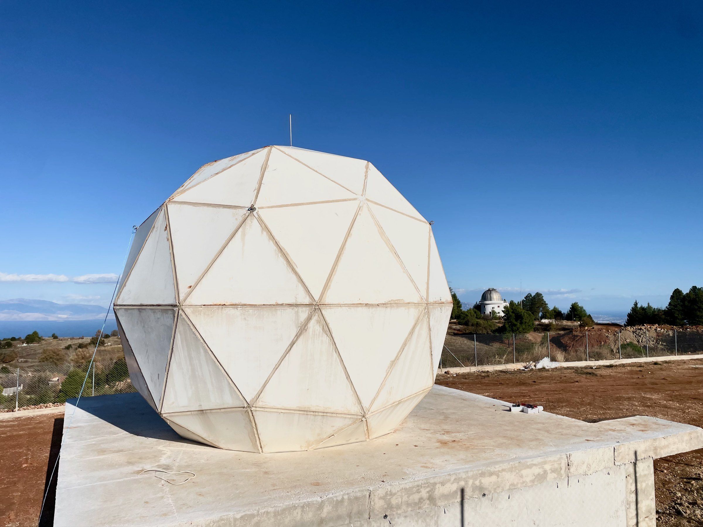 Ράδομ της κεραίας X/L-band 2,4 m, Κρυονέρι