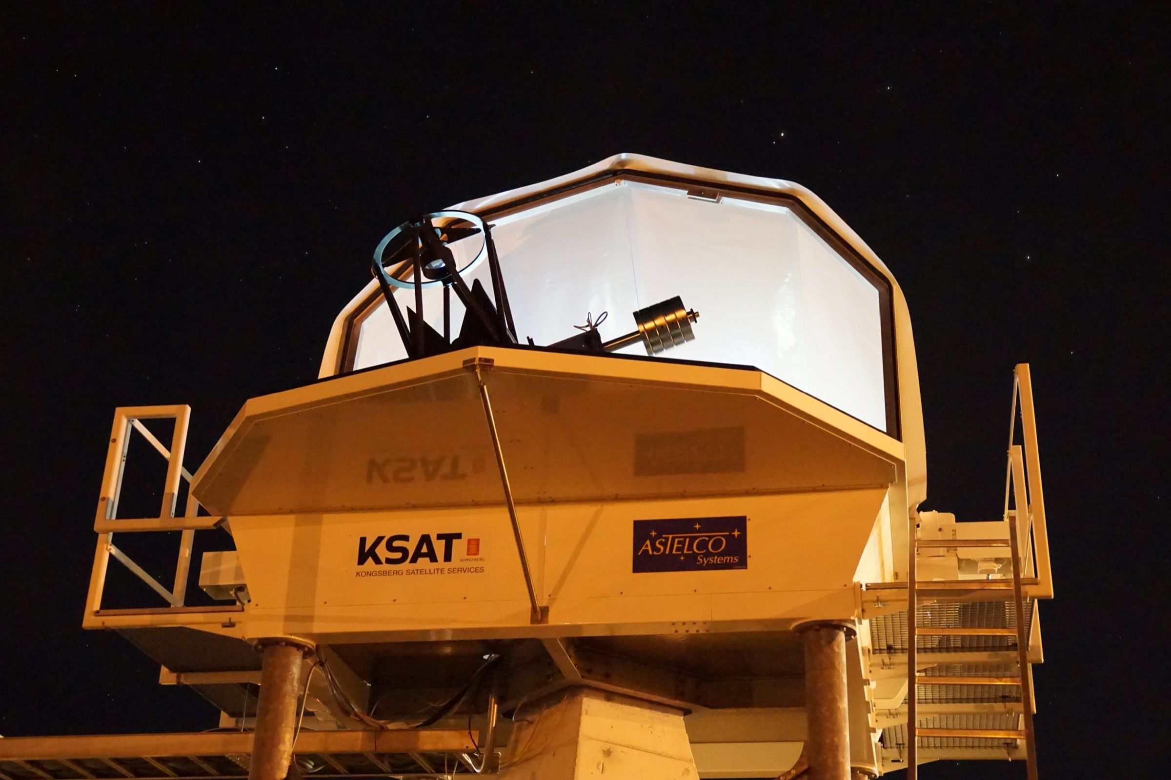 Ο οπτικός επίγειος σταθμός της KSAT στη Νεμέα τη νύχτα, με το τηλεσκόπιο εκτεθειμένο