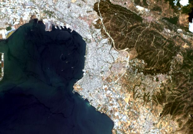 Πόλη και κόλπος σε φυσικό χρώμα